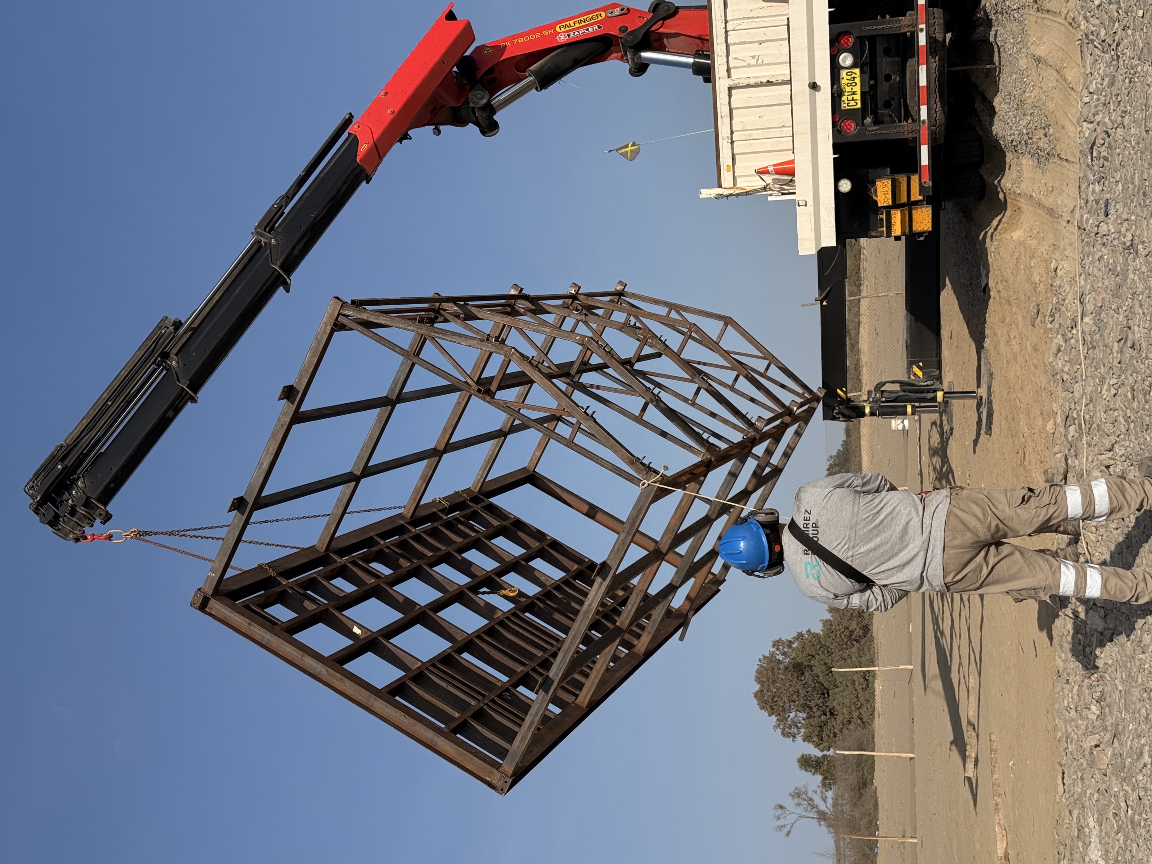 Izaje de estructuras metálicas con grúa Palfinger y rigger certificado